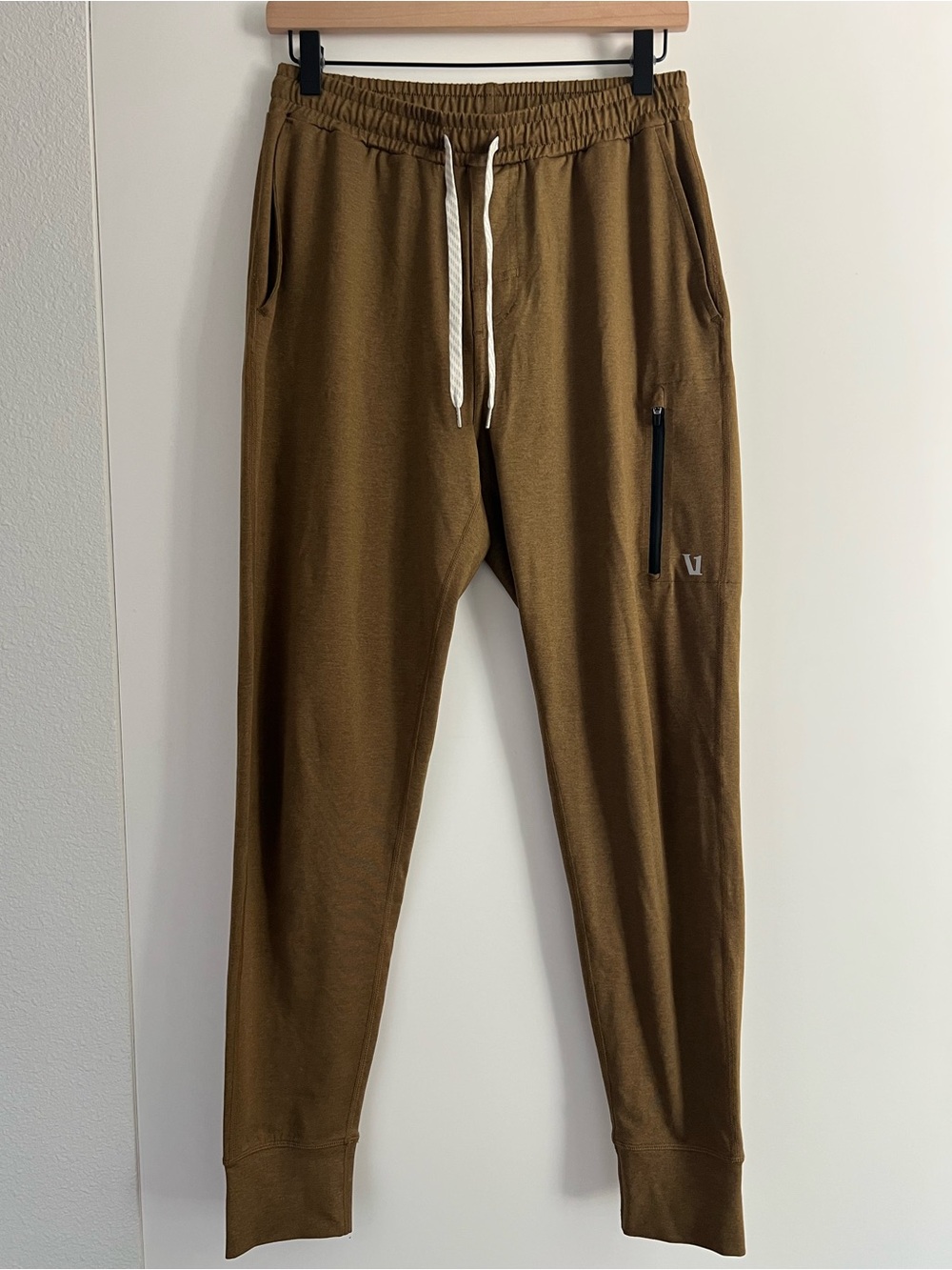 Vuori Sunday Performance Jogger | Men’s Small | Brown | V416